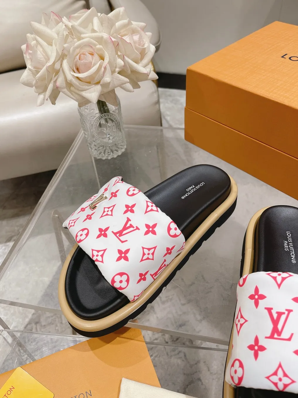 👟👟Ex-factory price 360👟👟 Lvjia brand | ²⁰²5 𝐬𝐬 💛2025 spring and summer latest popular Velcro series...Couple style thick-soled slippers, new rare products at the purchasing level💫 🍒This style is the favorite of celebrities🌟big internet celebrities. A simple and elegant sandal. A good style that you can't take your eyes off at a glance! The thick sole has the effect of increasing the height of the feet. It has the function of elongating the legs immediately. It is exquisite and low-key luxury✔️ No matter it is paired with skirts or trousers, it is super aura🛍 ━━━━━ ЅᏇєєt ━━━━━ ▪️Upper: LV old floral fabric ▪️Outsole: original molded outsole ▪️Shoe size: 35-45